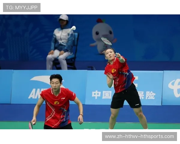 羽毛球比赛精彩瞬间侧面视角展现运动员速度与技巧的完美碰撞