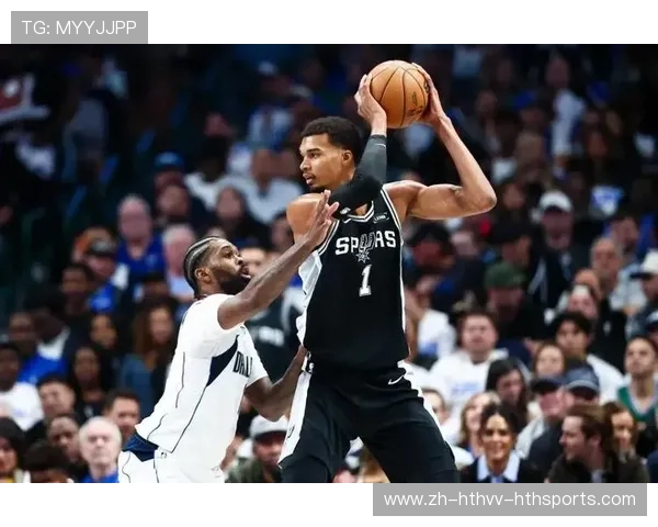 文班亚马高效发挥献轻松上篮马刺主场力克独行侠获关键胜利